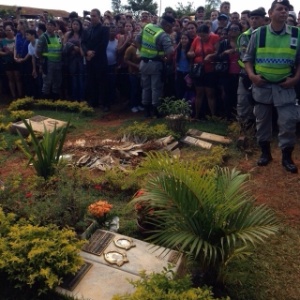 Sob silêncio da família, corpo de Cristiano Araújo é enterrado em Goiânia –  Blog do Robson Pires